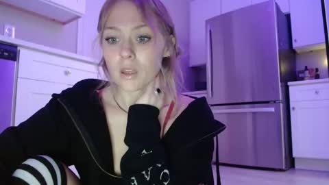 sneakyalicek online show from February 20, 7:15 pm