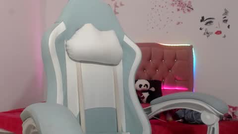 snowhot_69 online show from April 2, 12:52 am