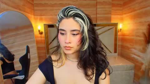 sofi_r_ online show from December 3, 7:49 pm