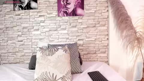 sofiaalarson online show from July 31, 1:23 pm