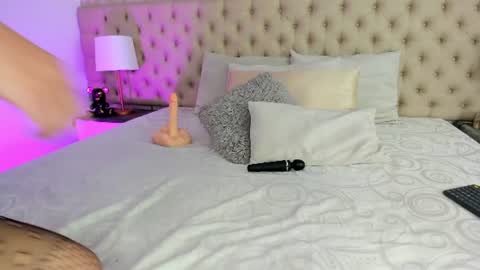 SofiaReyees online show from July 24, 2:15 pm