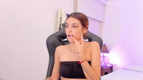 Snapshot of sofiarouge_ chatting on February 20, 8:14 pm Sofia Help me reach 5K followers online show from February 20, 8:14 pm