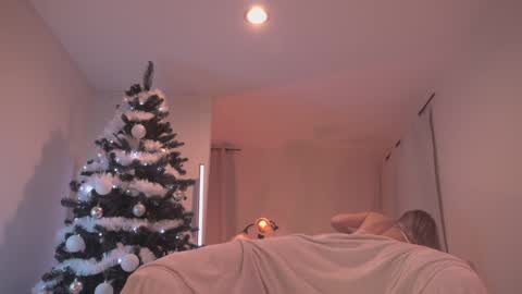 Snapshot of soficb chatting on December 17, 9:27 pm Sofi  online show from December 17, 9:27 pm