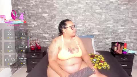 Snapshot of sofie_storm chatting on February 22, 10:18 am Vicky online show from February 22, 10:18 am