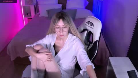 Snapshot of sofiisun chatting on October 19, 5:53 am Sofia online show from October 19, 5:53 am