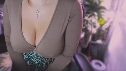 Gaby Solis online show from August 7, 7:10 pm
