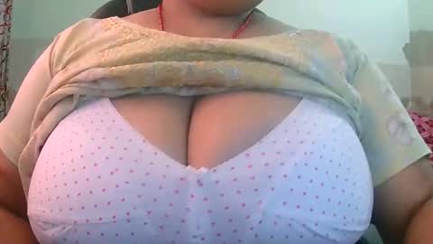 Snapshot of soni88888 chatting on February 18, 5:20 am soni88888 online show from February 18, 5:20 am