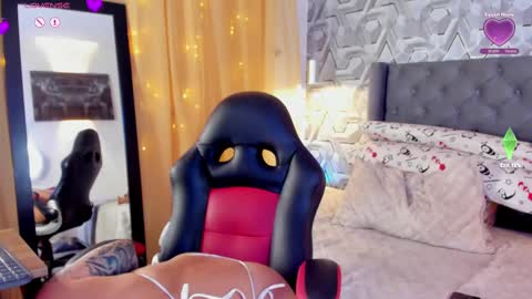 Snapshot of sophi_01 chatting on September 8, 11:15 pm sophie online show from September 8, 11:15 pm