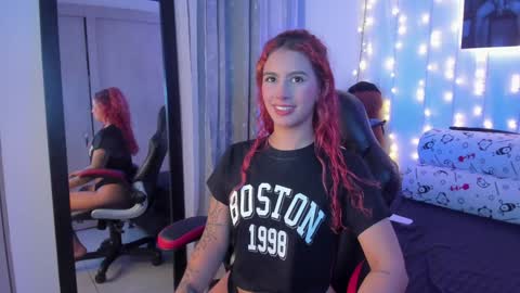 Snapshot of sophi_01 chatting on December 26, 7:24 am sophie online show from December 26, 7:24 am