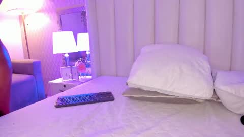 SophiaSmiths online show from August 7, 1:45 am