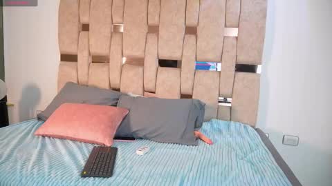 sophieflores_ online show from November 25, 5:20 am