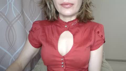 Snapshot of sophiemisss chatting on October 12, 9:55 am Sophiemisss online show from October 12, 9:55 am