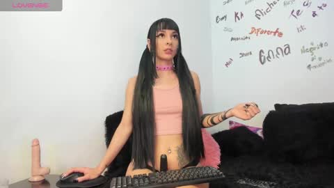 Snapshot of split_girl chatting on March 12, 6:07 am EMMA online show from March 12, 6:07 am