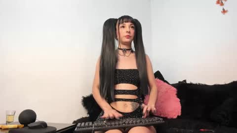 Snapshot of split_girl chatting on February 6, 2:44 am EMMA online show from February 6, 2:44 am