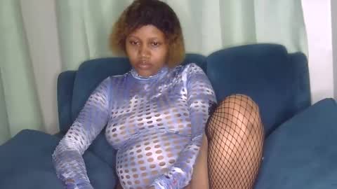 Snapshot of squirtqueen333 chatting on December 2, 9:21 am shana online show from December 2, 9:21 am