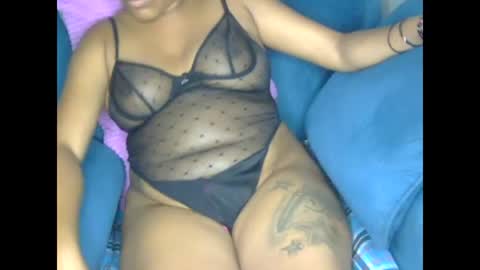 Snapshot of squirtqueen333 chatting on January 23, 10:11 am shana online show from January 23, 10:11 am