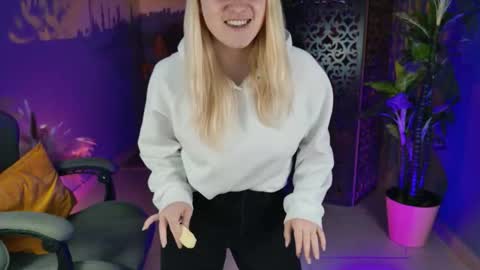 stef_nicks online show from November 8, 9:25 am