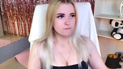 stef_nicks online show from August 3, 10:10 am