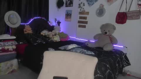 Im MiaIts my first day here  online show from February 22, 10:26 pm