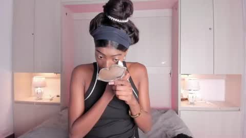 stefannyevans_ online show from July 9, 1:24 pm