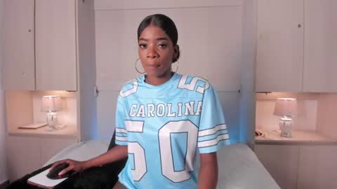 stefannyevans_ online show from June 16, 2:07 pm