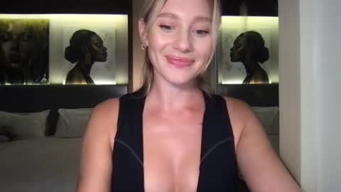 Snapshot of stella_loveu chatting on October 17, 2:31 pm Stella online show from October 17, 2:31 pm