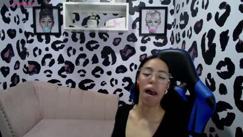 Snapshot of stephania_t chatting on February 6, 11:53 am Stephania online show from February 6, 11:53 am