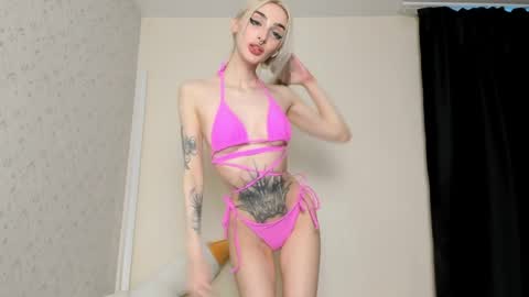Chloe online show from May 31, 2:01 pm