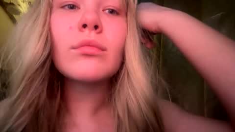 Snapshot of sun_seymour chatting on December 31, 6:24 pm sun_seymour online show from December 31, 6:24 pm