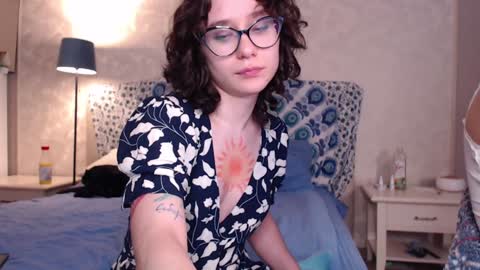 Snapshot of sunshinehella chatting on January 11, 7:39 am Hella online show from January 11, 7:39 am