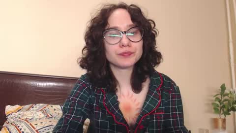 Snapshot of sunshinehella chatting on February 9, 11:36 pm Hella online show from February 9, 11:36 pm