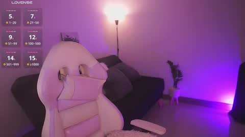  Sus Moore  online show from February 21, 8:20 pm