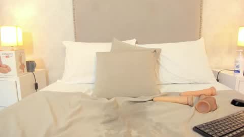 susanthomass online show from February 5, 8:01 pm