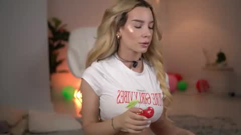 SweetLuna online show from June 24, 3:05 am