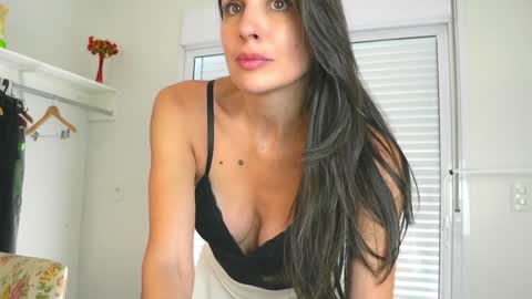 Snapshot of sweet_chilli_ chatting on February 6, 11:42 am Bruna - Live on December - My wishlist online show from February 6, 11:42 am
