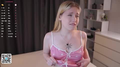 Lily online show from June 7, 9:43 pm