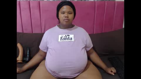 sweetbigmelons011 online show from March 31, 10:37 am