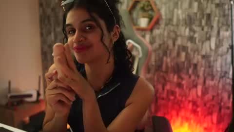 Salom independent model online show from June 21, 8:46 pm