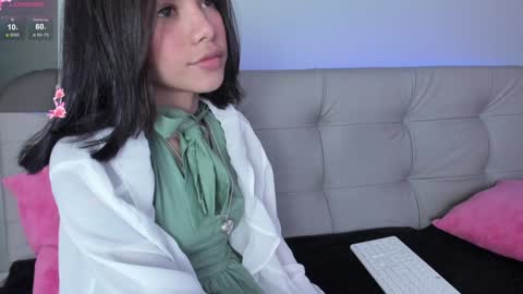 Snapshot of sweett_petite chatting on December 2, 6:19 pm online show from December 2, 6:19 pm