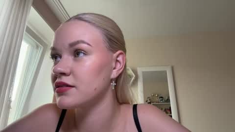 Mia online show from July 10, 9:54 am