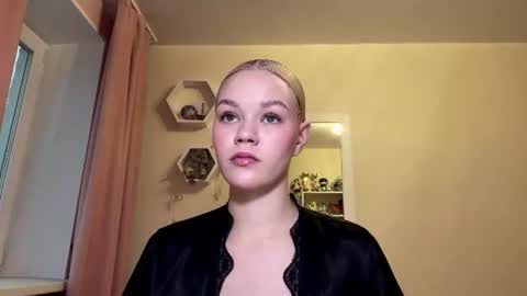 Mia online show from July 1, 3:33 pm