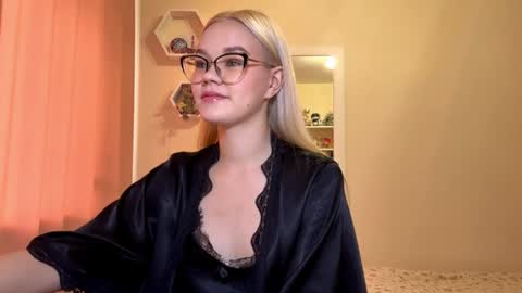Mia online show from June 21, 11:14 am