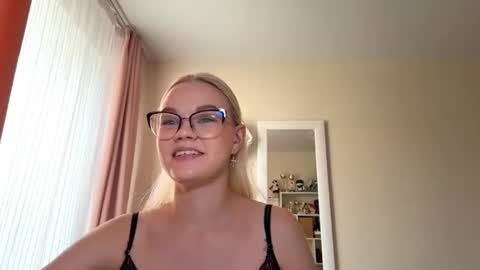 Mia online show from July 9, 9:44 am