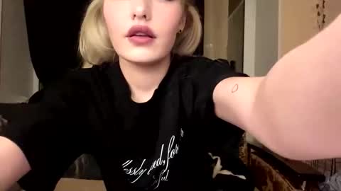 Mia online show from March 21, 6:13 pm