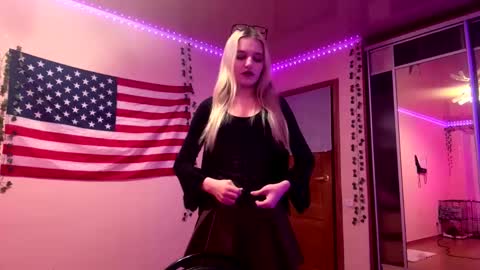 Mia online show from March 8, 7:07 pm