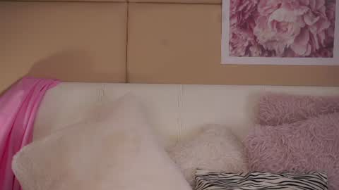 Mia online show from July 8, 7:32 am
