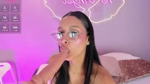 talianahernandez online show from July 15, 4:44 pm