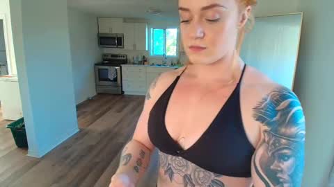 Snapshot of taylortait chatting on September 28, 9:09 pm Taylor Tait online show from September 28, 9:09 pm