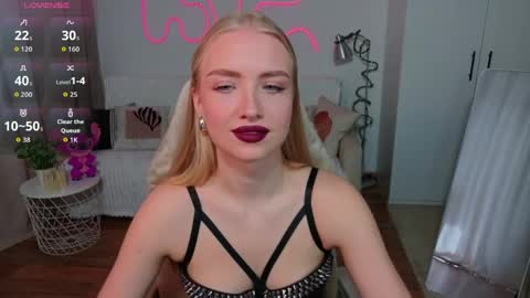 TessaHamilton online show from April 30, 10:31 am