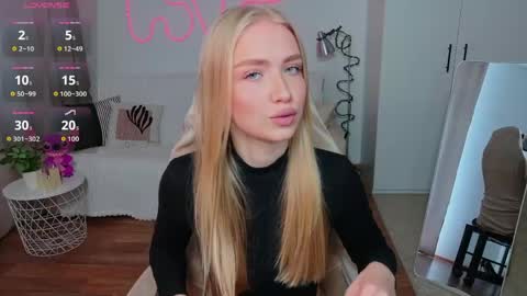 TessaHamilton online show from May 5, 8:39 am
